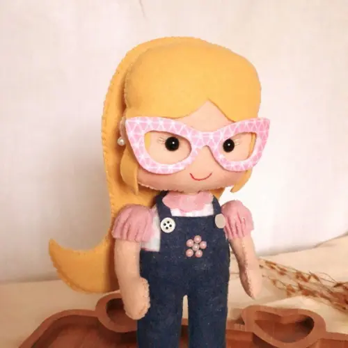Boneca de Feltro - 25cm