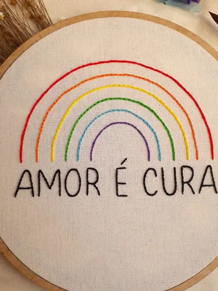 Quadro Bordado - Amor É Cura