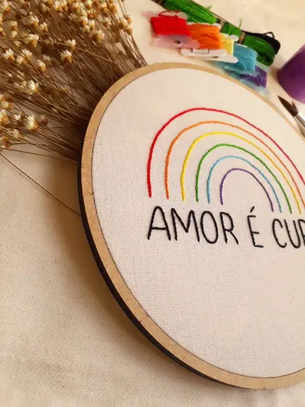 Quadro Bordado - Amor É Cura