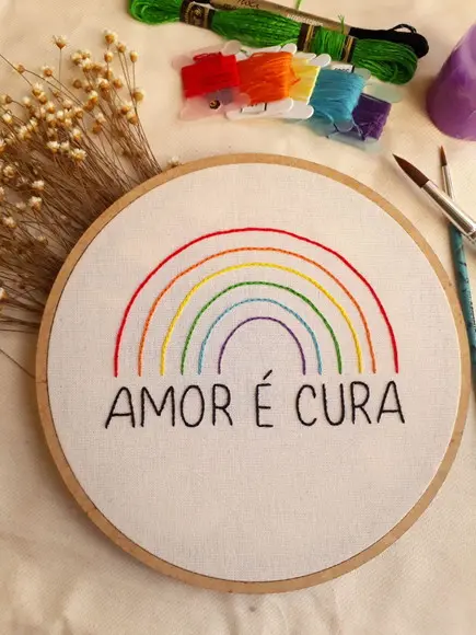 Quadro Bordado - Amor É Cura