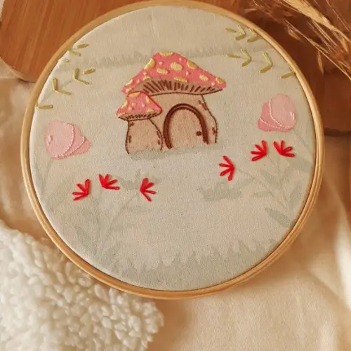 Quadro Bordado - Casa Cogumelo