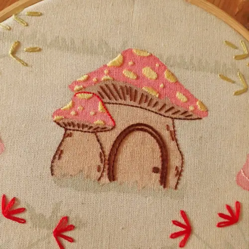 Quadro Bordado - Casa Cogumelo