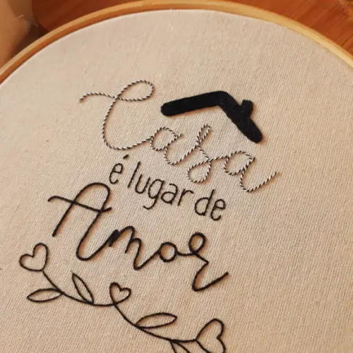 Quadro Bordado - Casa É Lugar de Amor