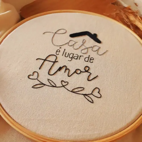 Quadro Bordado - Casa É Lugar de Amor