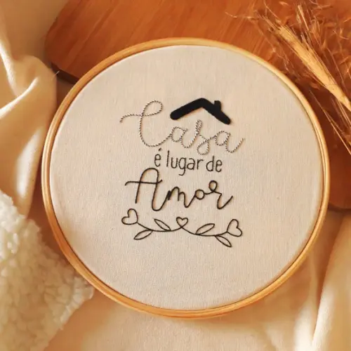 Quadro Bordado - Casa É Lugar de Amor