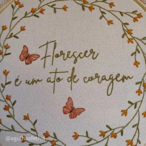 Quadro Bordado - Florescer É Um Ato de Coragem
