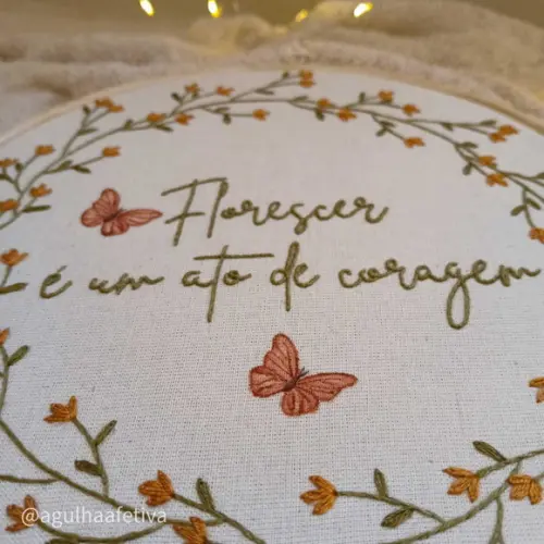 Quadro Bordado - Florescer É Um Ato de Coragem