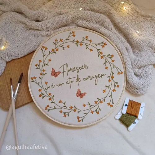 Quadro Bordado - Florescer É Um Ato de Coragem