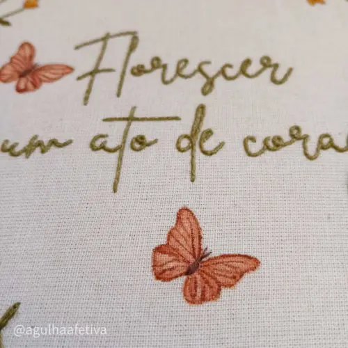 Quadro Bordado - Florescer É Um Ato de Coragem