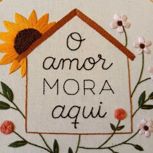 Quadro Bordado o Amor Mora Aqui