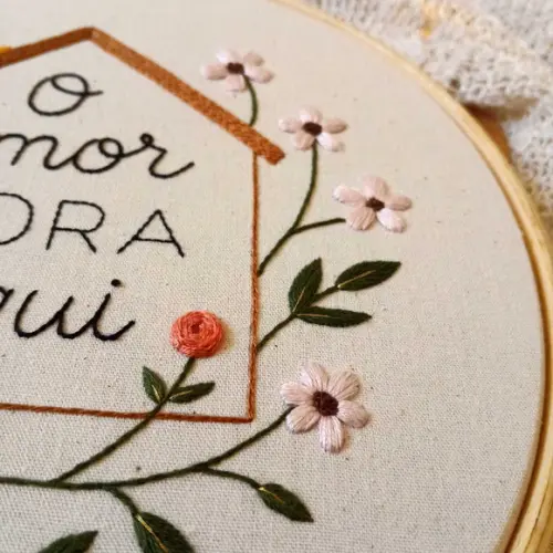Quadro Bordado o Amor Mora Aqui