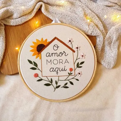 Quadro Bordado "o Amor Mora Aqui"