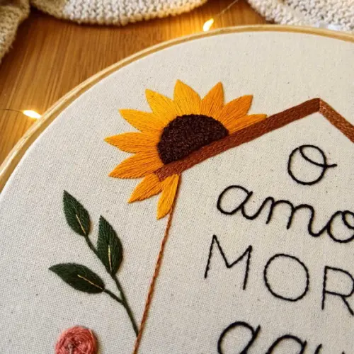 Quadro Bordado o Amor Mora Aqui