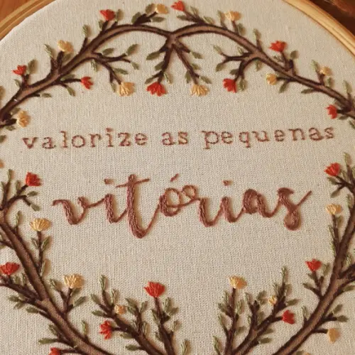Valorize as Pequena Vitórias - Quadro Bordado em Bastidor