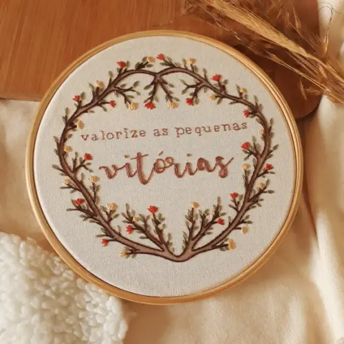 Valorize as Pequena Vitórias - Quadro Bordado em Bastidor
