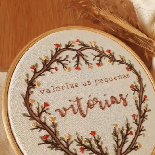 Valorize as Pequena Vitórias - Quadro Bordado em Bastidor