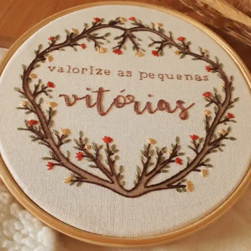 Valorize as Pequena Vitórias - Quadro Bordado em Bastidor