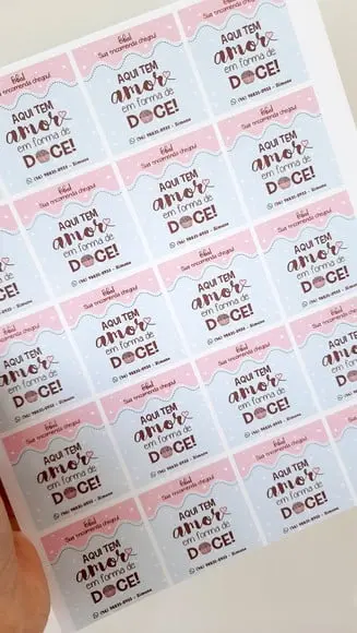 Adesivo para Doce - Aqui Tem Amor em Forma de Doce