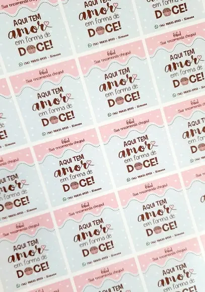 Adesivo para Doce - Aqui Tem Amor em Forma de Doce
