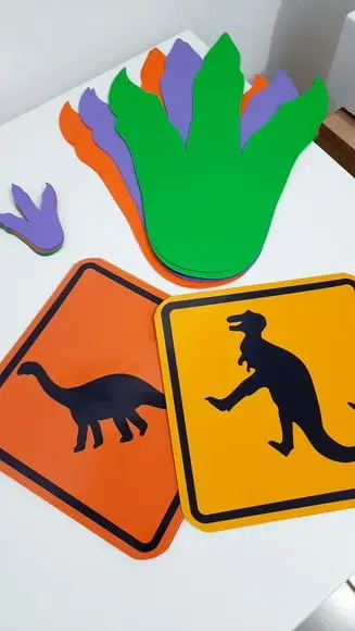 Kit Pegada e Plaquinha Dinossauro