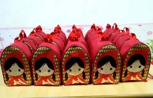 Mochilinha branca de neve