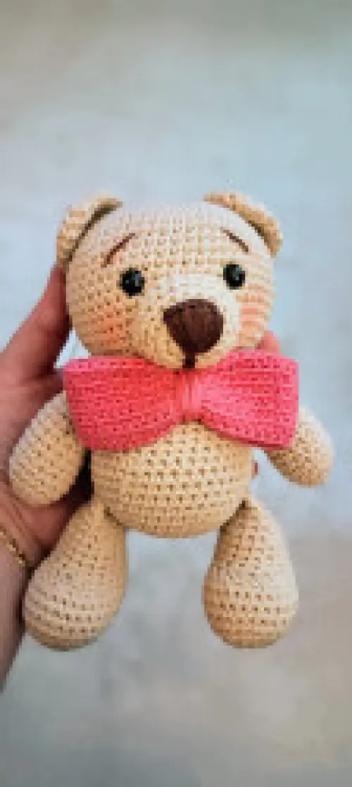Mini urso com gravata