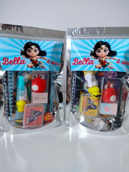 Kit Papelaria Fofa Saquinho com 6 Itens Mulher Maravilha