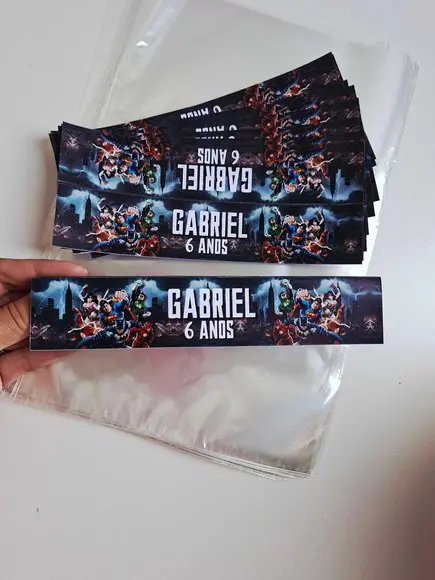 Lapela Personalizada 20x4cm com Saquinho Heróis