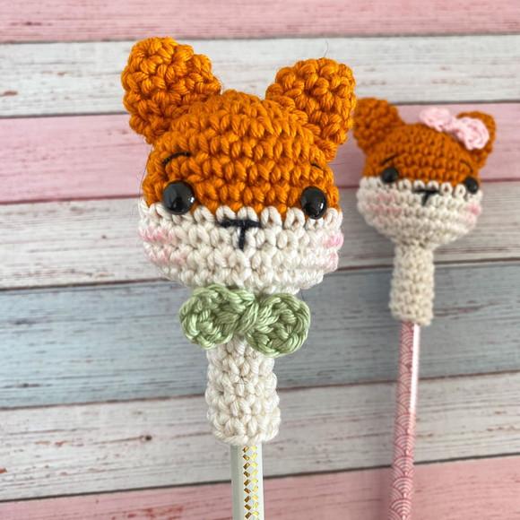 Ponteira de Lápis Raposa Amigurumi de crochê lembrancinha feita