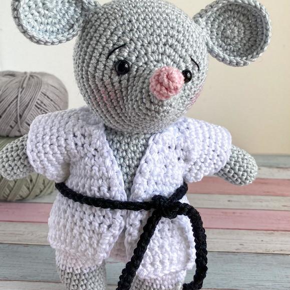 Ratinho Judoca Amigurumi de crochê Faixa Preta presente artesana