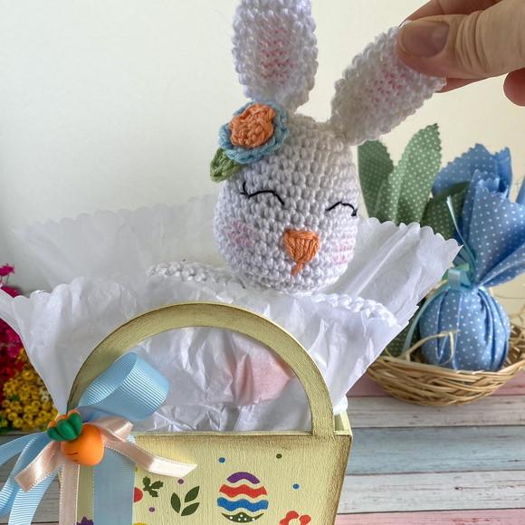 Sacolinha de mdf com Coelhinho Amigurumi de crochê presente de p