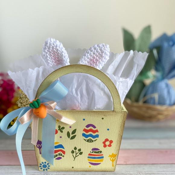 Sacolinha de mdf com Coelhinho Amigurumi de crochê presente de p