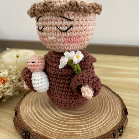 Santo Antônio amigurumi de Crochê presente artesanal católico