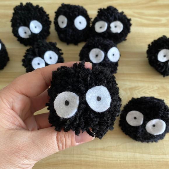 Susuwatari ou Makkuro Kurosuke de lã lembrancinha artesanal