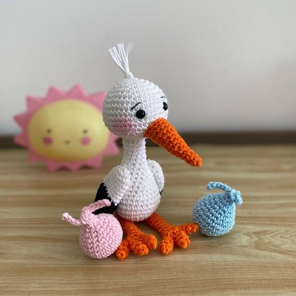 Topo de Bolo Cegonha de Amigurumi