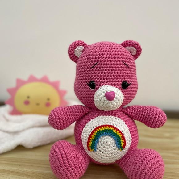 Ursinho Carinhoso Arco Íris amigurumi de crochê presente afetiv