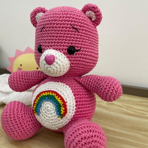Ursinho Carinhoso Arco Íris amigurumi de crochê presente afetiv