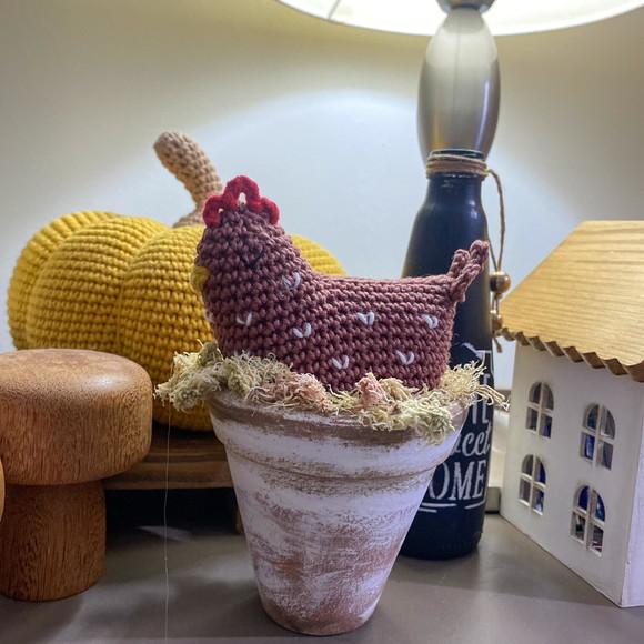 Vasinho de Ceramica com Galinha Amigurumi de crochê decoração 