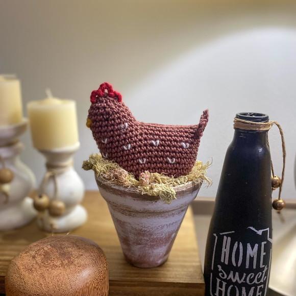 Vasinho de Ceramica com Galinha Amigurumi de crochê decoração 