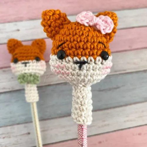 Ponteira de Lápis Raposa Amigurumi de crochê lembrancinha feita