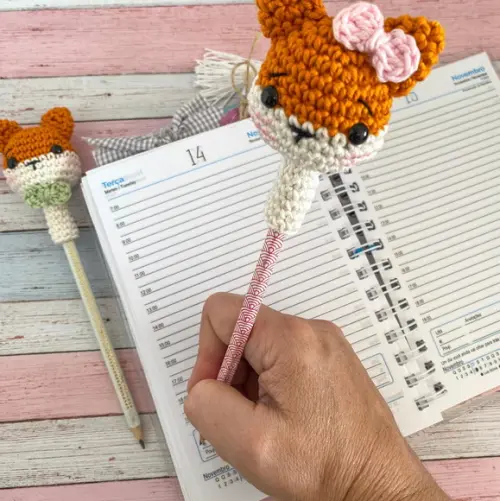 Ponteira de Lápis Raposa Amigurumi de crochê lembrancinha feita à mão festa infantil