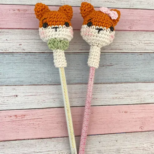 Ponteira de Lápis Raposa Amigurumi de crochê lembrancinha feita