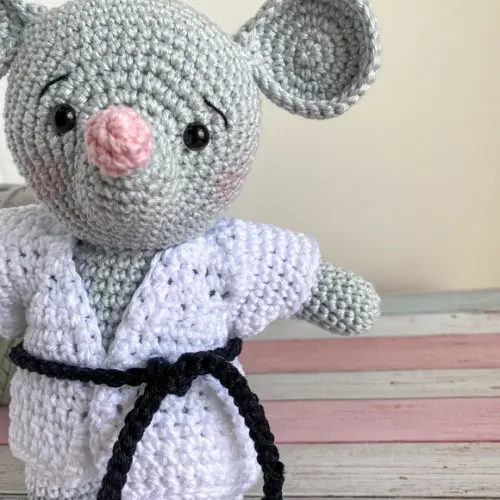 Ratinho Judoca Amigurumi de crochê Faixa Preta presente artesana