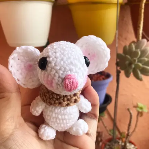 Ratinho Amigurumi de crochê presente feito à mão