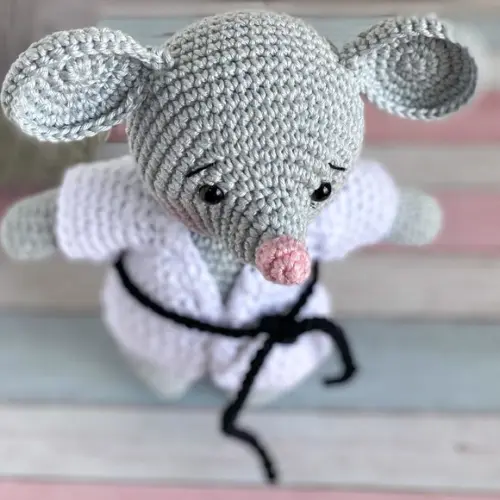 Ratinho Judoca Amigurumi de crochê Faixa Preta presente artesana