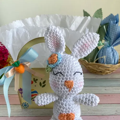 Sacolinha de mdf com Coelhinho Amigurumi de crochê presente de páscoa feito à mão