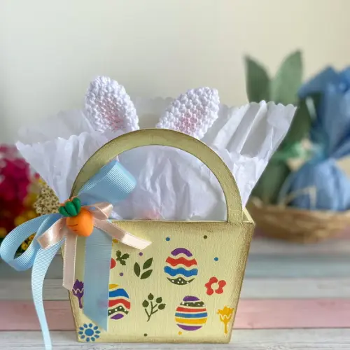 Sacolinha de mdf com Coelhinho Amigurumi de crochê presente de p