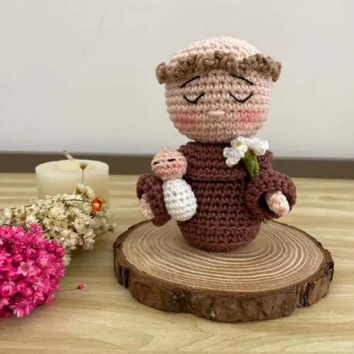 Santo Antônio amigurumi de Crochê presente artesanal católico
