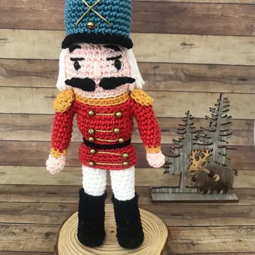 Soldadinho Quebra Nozes Amigurumi de crochê decoração de natal feita à mão