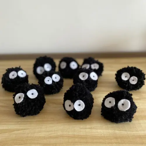 Susuwatari ou Makkuro Kurosuke de lã lembrancinha artesanal